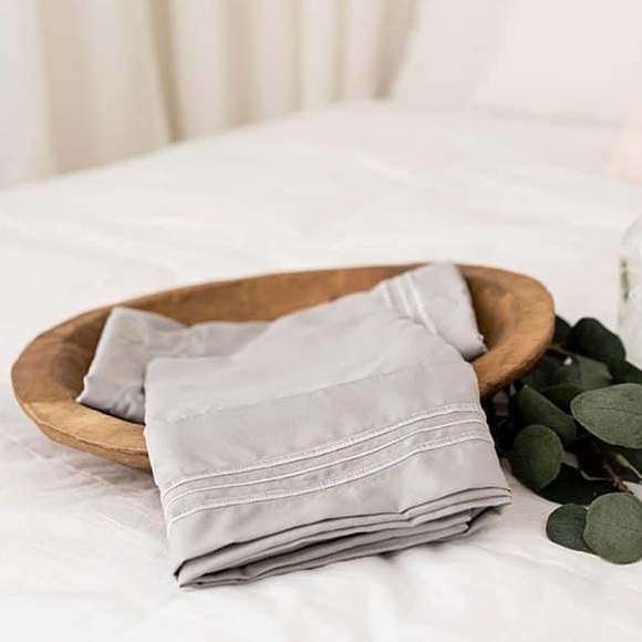 ⭐️SALE⭐️Queen 4pc Light Grey Bedsheets - Picture 2 of 6